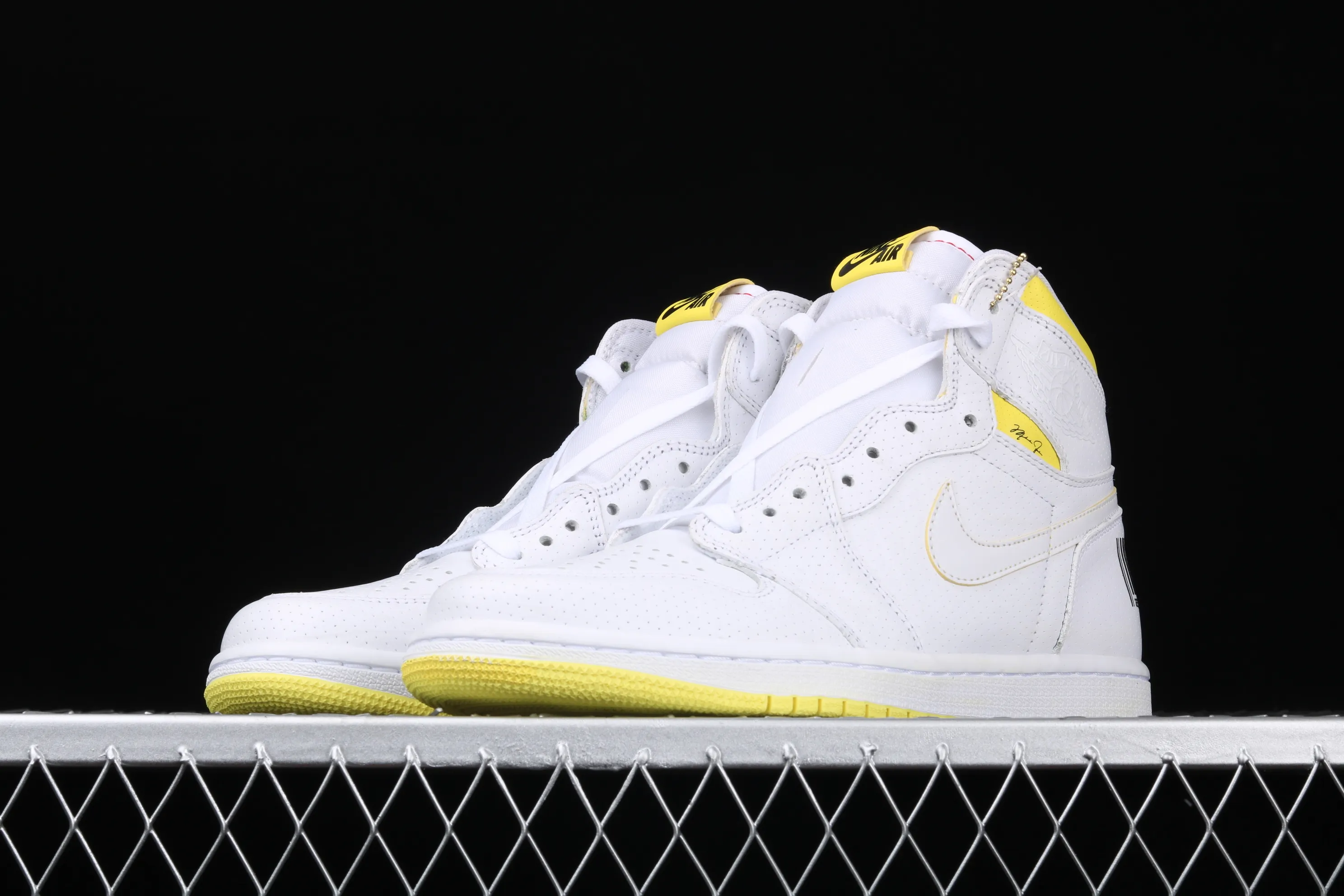 All categories Air Jordan Jordan series basketball shoes Air Jordan 1 High Air Jordan 1 High OG "First Class Flight" Style AJ1 Joe 1 first class flight white and yellow Flight QR code basketball shoes 555088-170